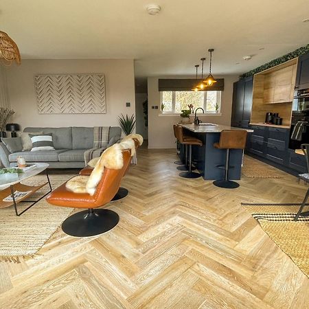 Stylish, Central Home With Open-Plan Living Fort William Buitenkant foto
