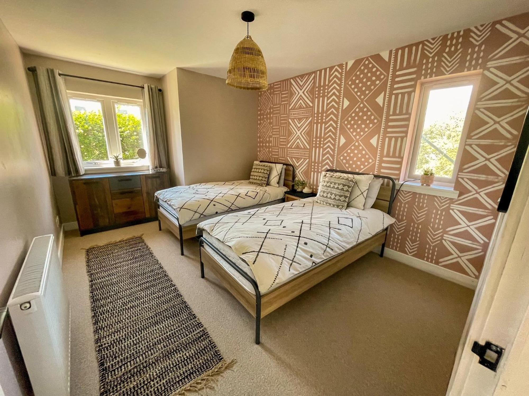 Stylish, Central Home With Open-Plan Living Fort William Buitenkant foto